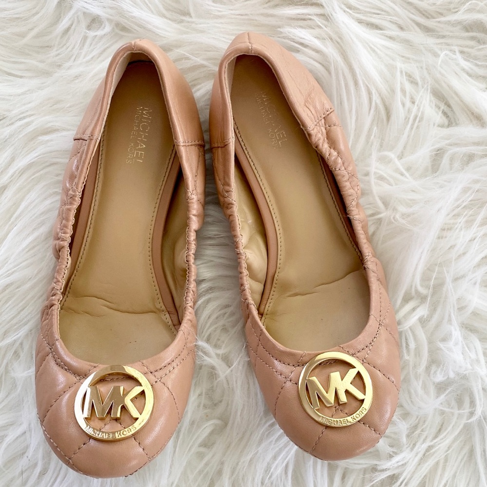 ~Michael Kors~ nude quilted flats with metal logo - Picture 1 of 3